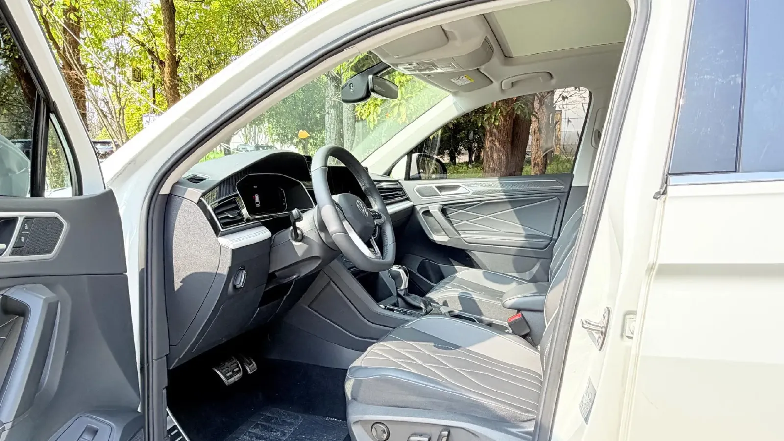 2024 Volkswagen Tiguan L 2.0T 186HP L4 7DCT,autocango,china used car exporter,china ev exporter,chinese used car exporter,chinese used ev exporter