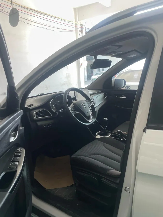 2019 BaoJun 730 1.5L 105HP L4 6MT,autocango,china used car exporter,china ev exporter,chinese used car exporter,chinese used ev exporter