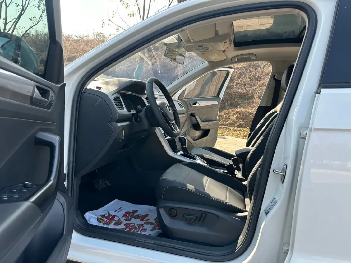 2021 Volkswagen T-Roc 1.4T 150HP L4 7DCT,autocango,china used car exporter,china ev exporter,chinese used car exporter,chinese used ev exporter