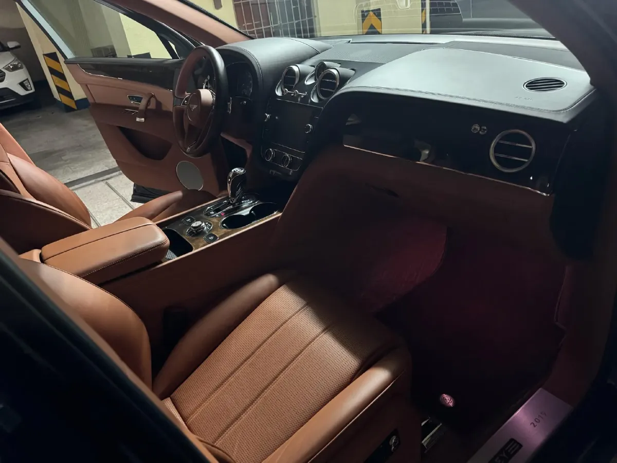 2018 Bentley Bentayga 4.0T 550HP V8 8AT,autocango,china used car exporter,china ev exporter,chinese used car exporter,chinese used ev exporter