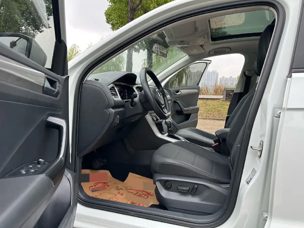 2021 Volkswagen T-Roc 1.4T 150HP L4 7DCT,autocango,china used car exporter,china ev exporter,chinese used car exporter,chinese used ev exporter