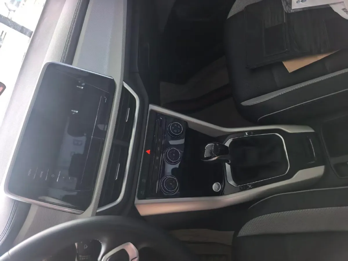 2023 Volkswagen T-Roc 1.5T 160HP L4 7DCT,autocango,china used car exporter,china ev exporter,chinese used car exporter,chinese used ev exporter