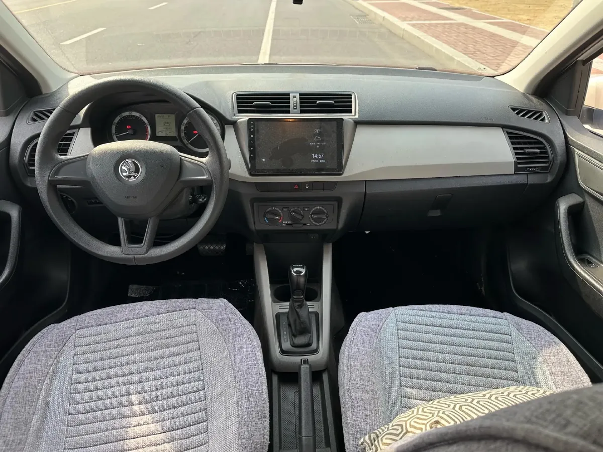 2017 Skoda Fabia 1.4L 90HP L4 6AT,autocango,china used car exporter,china ev exporter,chinese used car exporter,chinese used ev exporter