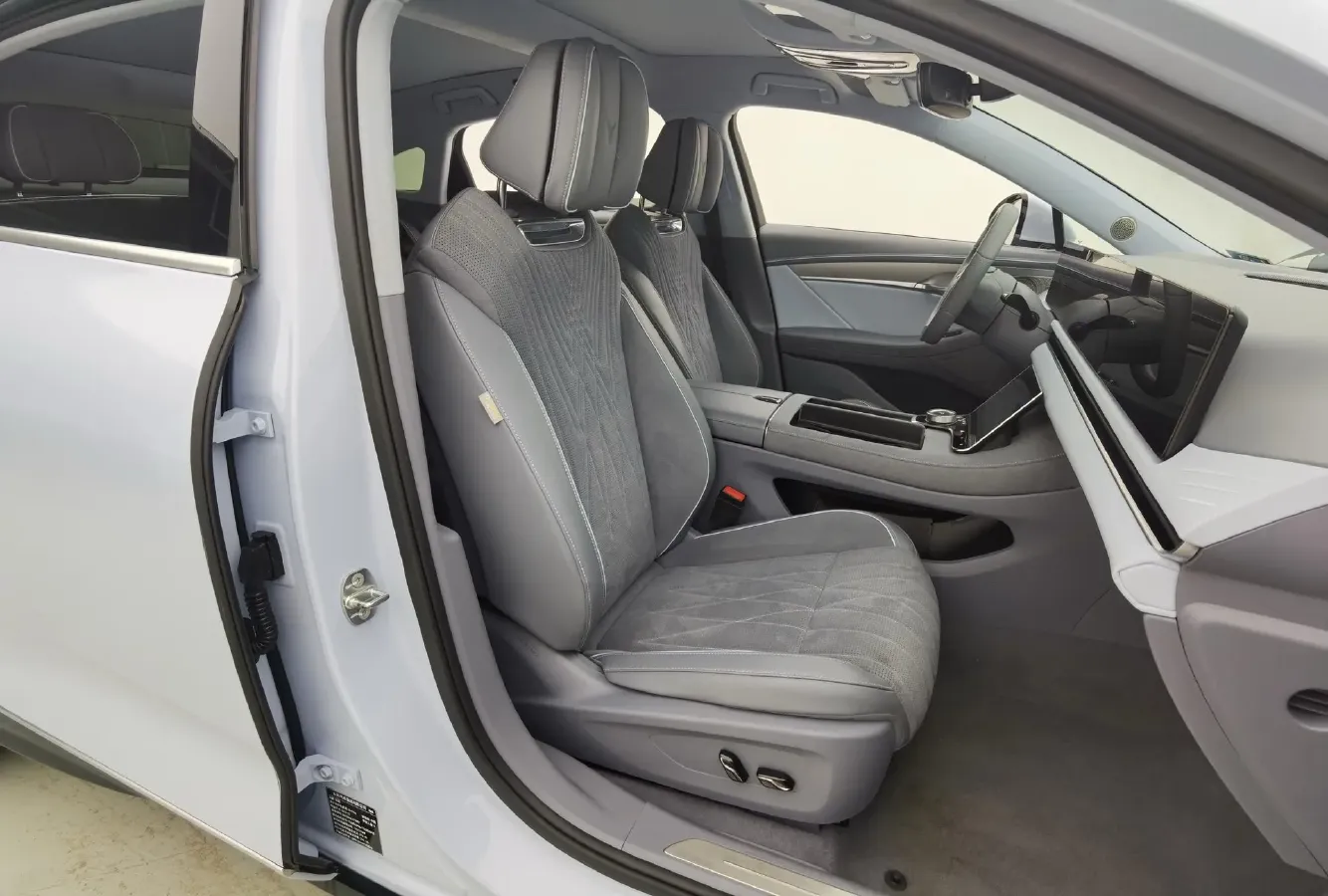 2023 Voyah ZhuiGuang BEV 82.11KWH,autocango,china used car exporter,china ev exporter,chinese used car exporter,chinese used ev exporter