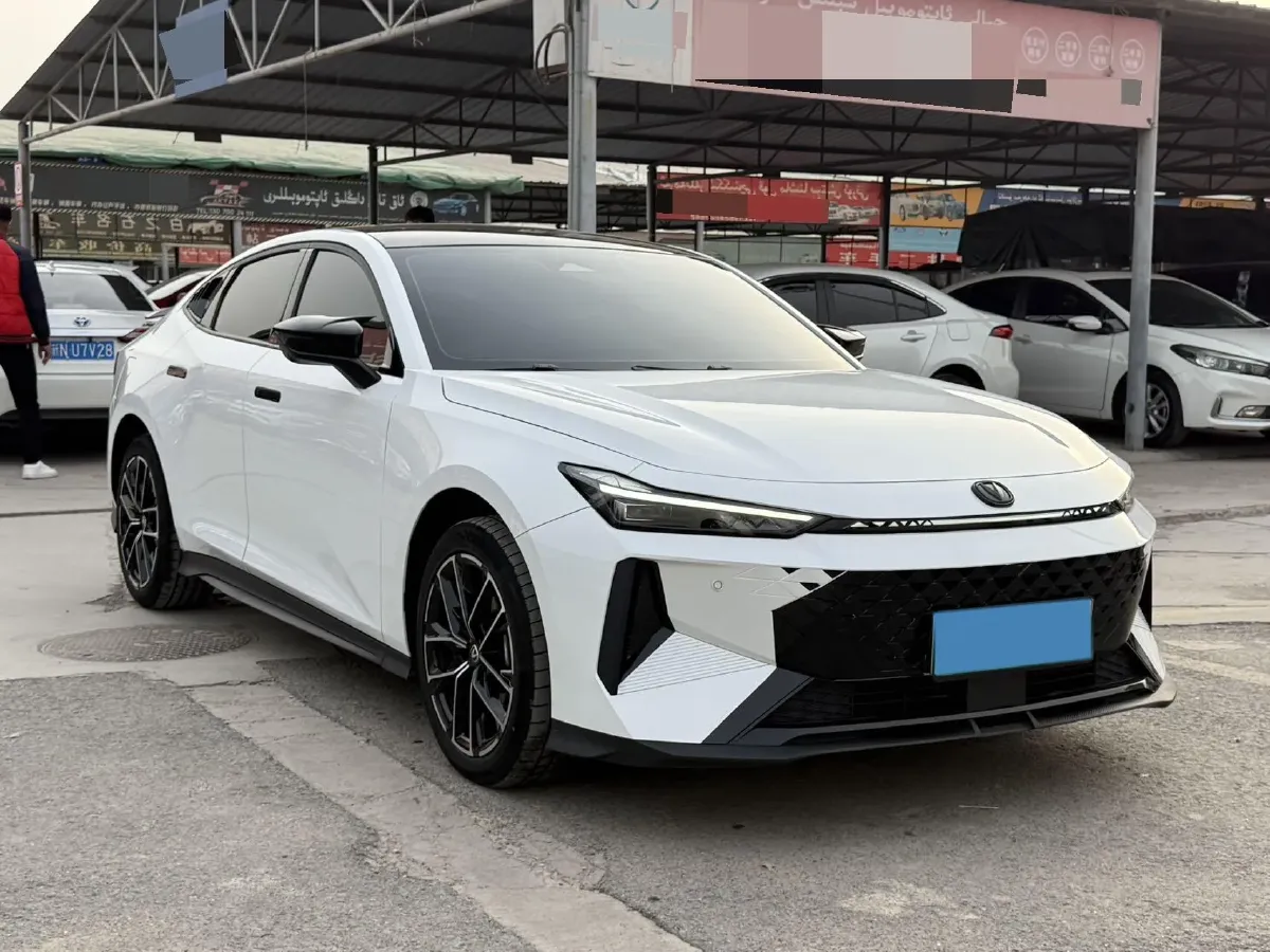 2024 ChangAn UNI-V iDD 1.5L 110HP L4 E-CVT PHEV 18.99KWH,autocango,china used car exporter,china ev exporter,chinese used car exporter,chinese used ev exporter