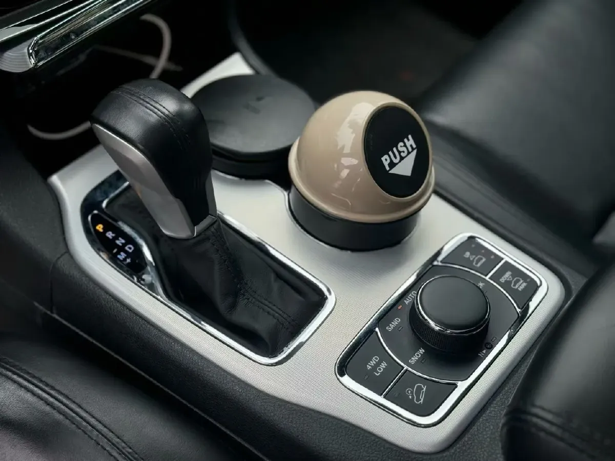 2021 Jeep Grand Cherokee 3.0L 234HP V6 8AT,autocango,china used car exporter,china ev exporter,chinese used car exporter,chinese used ev exporter