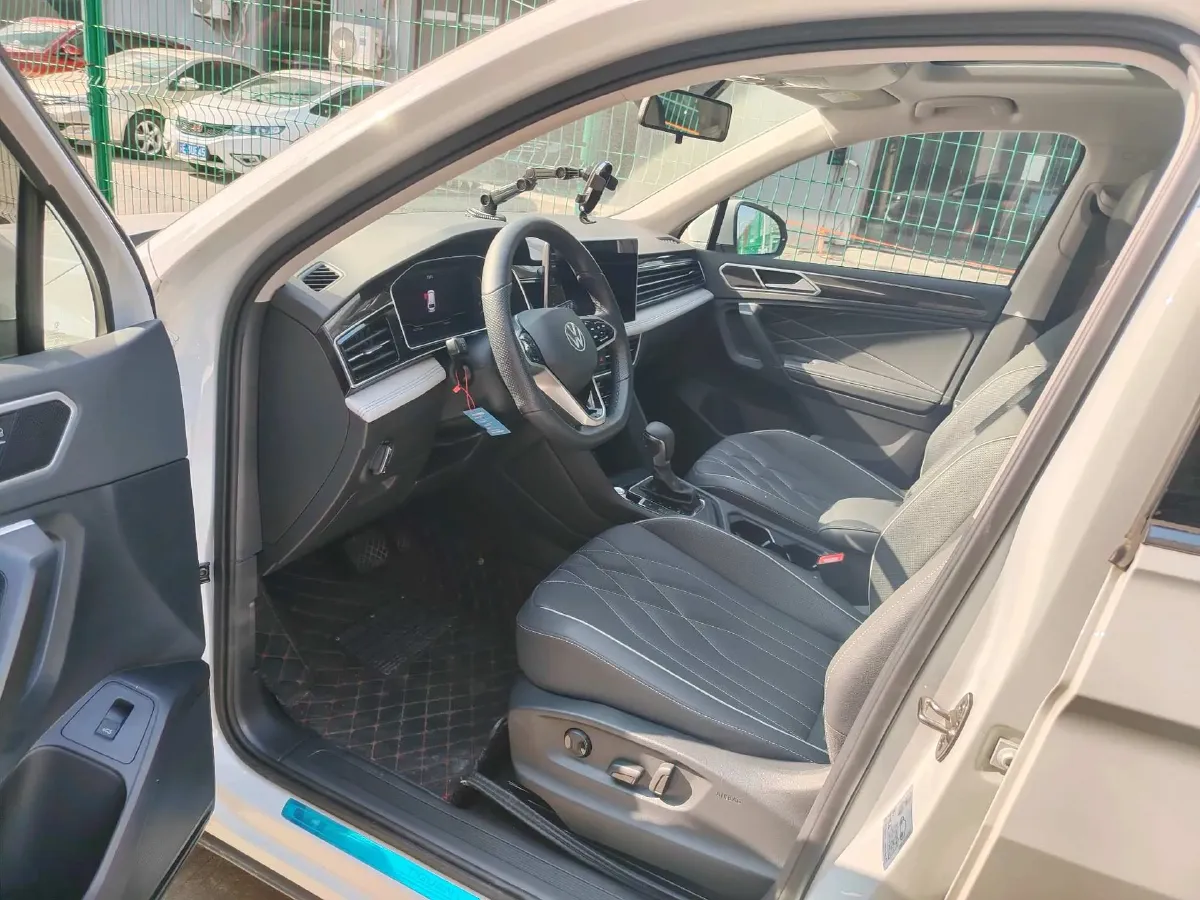 2023 Volkswagen Tiguan L 2.0T 186HP L4 7DCT,autocango,china used car exporter,china ev exporter,chinese used car exporter,chinese used ev exporter