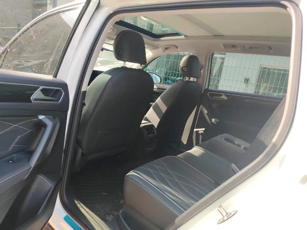 2023 Volkswagen Tiguan L 2.0T 186HP L4 7DCT,autocango,china used car exporter,china ev exporter,chinese used car exporter,chinese used ev exporter