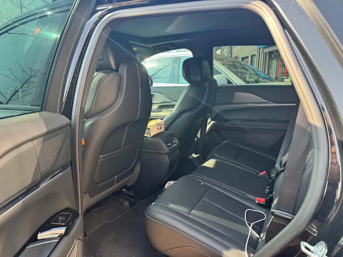 2025 Cadillac XT5 2.0T 237HP L4 9AT,autocango,china used car exporter,china ev exporter,chinese used car exporter,chinese used ev exporter