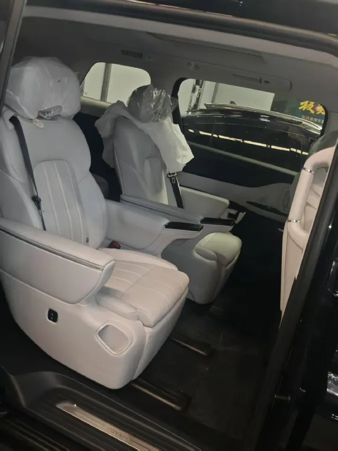 2025 Voyah Dream 1.5T 150HP L4 PHEV 41.7KWH,autocango,china used car exporter,china ev exporter,chinese used car exporter,chinese used ev exporter