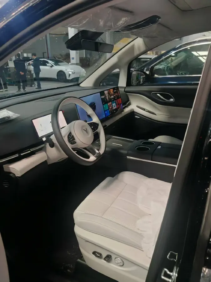 2025 Voyah Dream 1.5T 150HP L4 PHEV 41.7KWH,autocango,china used car exporter,china ev exporter,chinese used car exporter,chinese used ev exporter