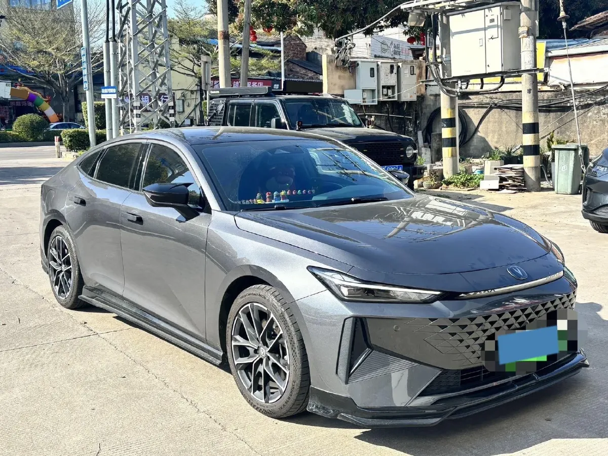 2024 ChangAn UNI-V iDD 1.5L 110HP L4 E-CVT PHEV 18.99KWH,autocango,china used car exporter,china ev exporter,chinese used car exporter,chinese used ev exporter