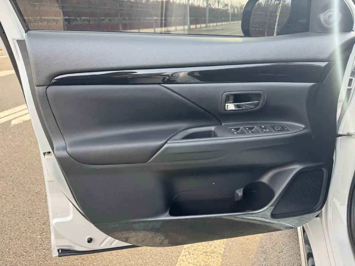 2021 Mitsubishi Outlander 2.0L 166HP L4 CVT,autocango,china used car exporter,china ev exporter,chinese used car exporter,chinese used ev exporter