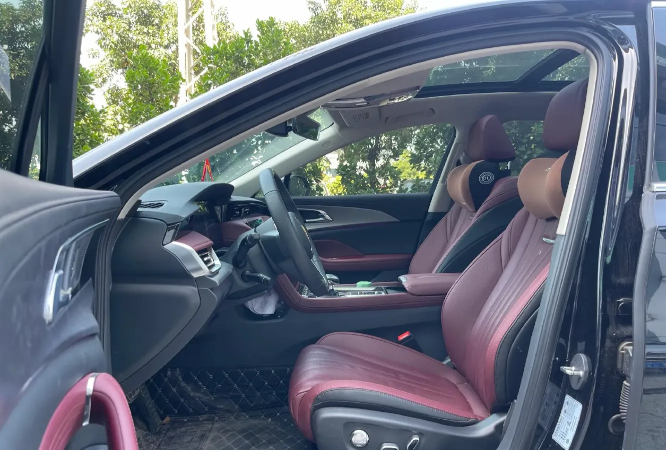 2024 HongQi H5 2.0T 224HP L4 8AT,autocango,china used car exporter,china ev exporter,chinese used car exporter,chinese used ev exporter