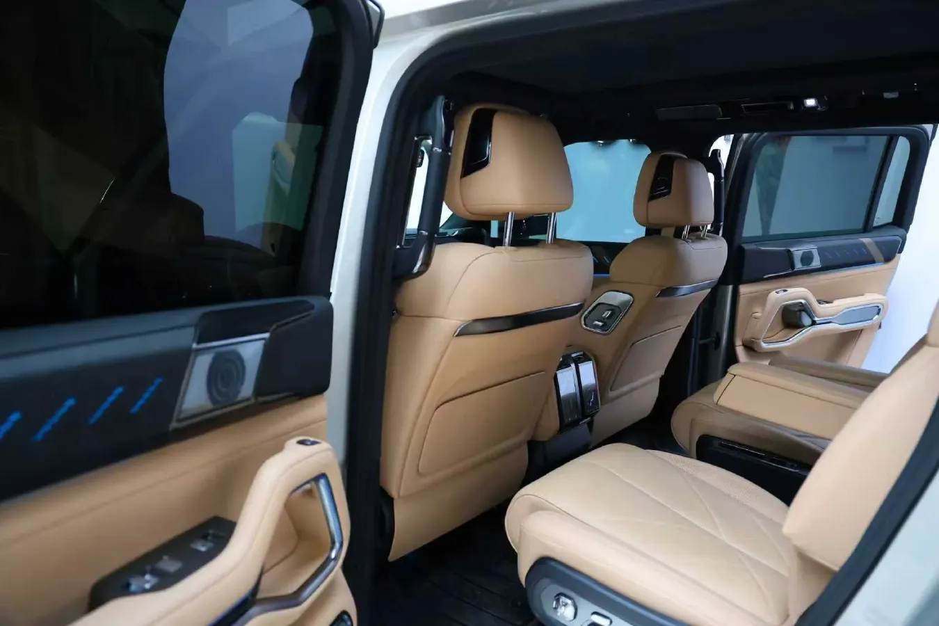 2025 FangChengBao Bao 8 2.0T 245HP L4 E-CVT PHEV 36.8KWH,autocango,china used car exporter,china ev exporter,chinese used car exporter,chinese used ev exporter