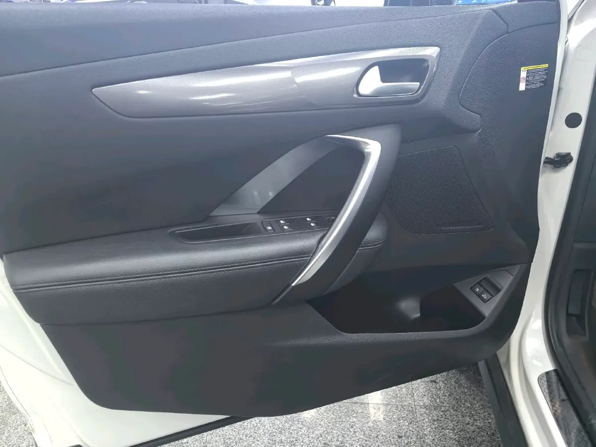 2017 DS 6 1.6T 167HP L4 6AT,autocango,china used car exporter,china ev exporter,chinese used car exporter,chinese used ev exporter