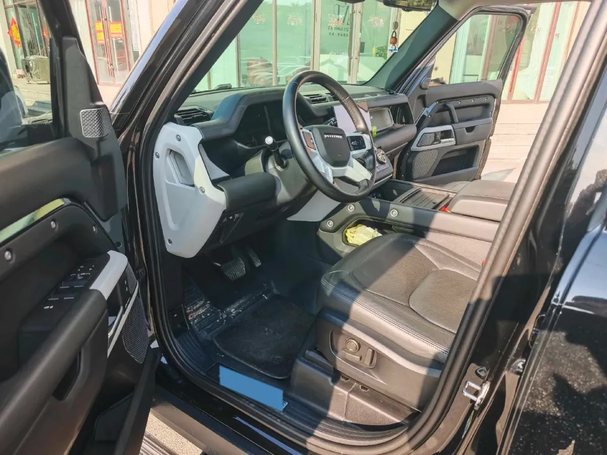 2024 Land Rover Defender 3.0T 400HP L6 8AT,autocango,china used car exporter,china ev exporter,chinese used car exporter,chinese used ev exporter
