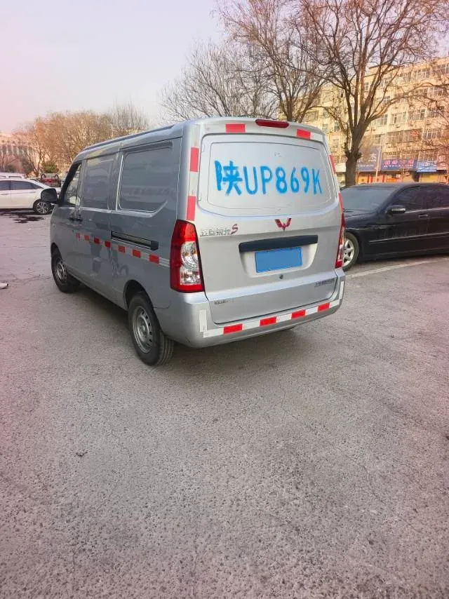 2022 WuLing RongGuang S 1.2L 76HP L4 5MT,autocango,china used car exporter,china ev exporter,chinese used car exporter,chinese used ev exporter