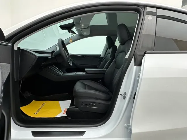 2025 Tesla Model Y BEV 62.5KWH,autocango,china used car exporter,china ev exporter,chinese used car exporter,chinese used ev exporter