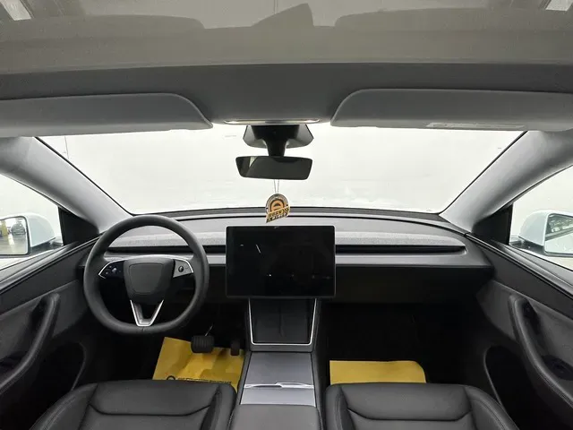 2025 Tesla Model Y BEV 62.5KWH,autocango,china used car exporter,china ev exporter,chinese used car exporter,chinese used ev exporter