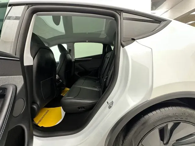 2025 Tesla Model Y BEV 62.5KWH,autocango,china used car exporter,china ev exporter,chinese used car exporter,chinese used ev exporter