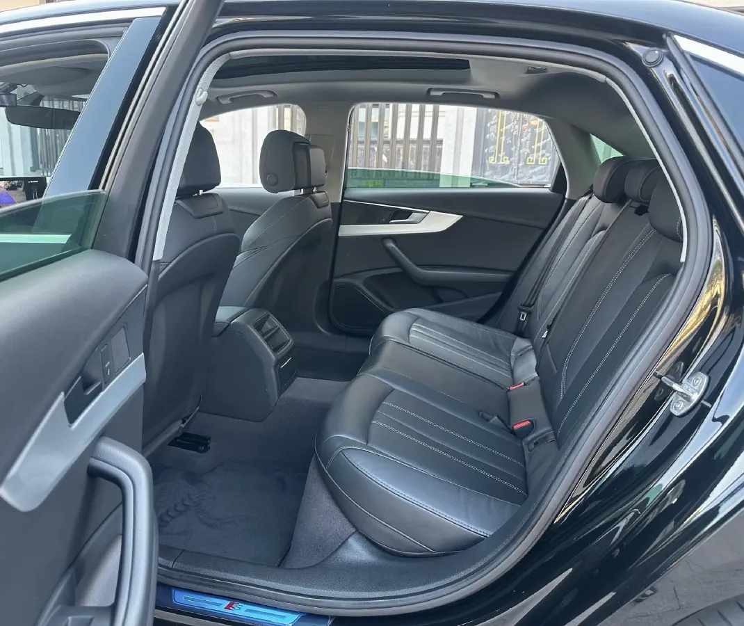 2022 Audi A4L 2.0T 190HP L4 7DCT,autocango,china used car exporter,china ev exporter,chinese used car exporter,chinese used ev exporter