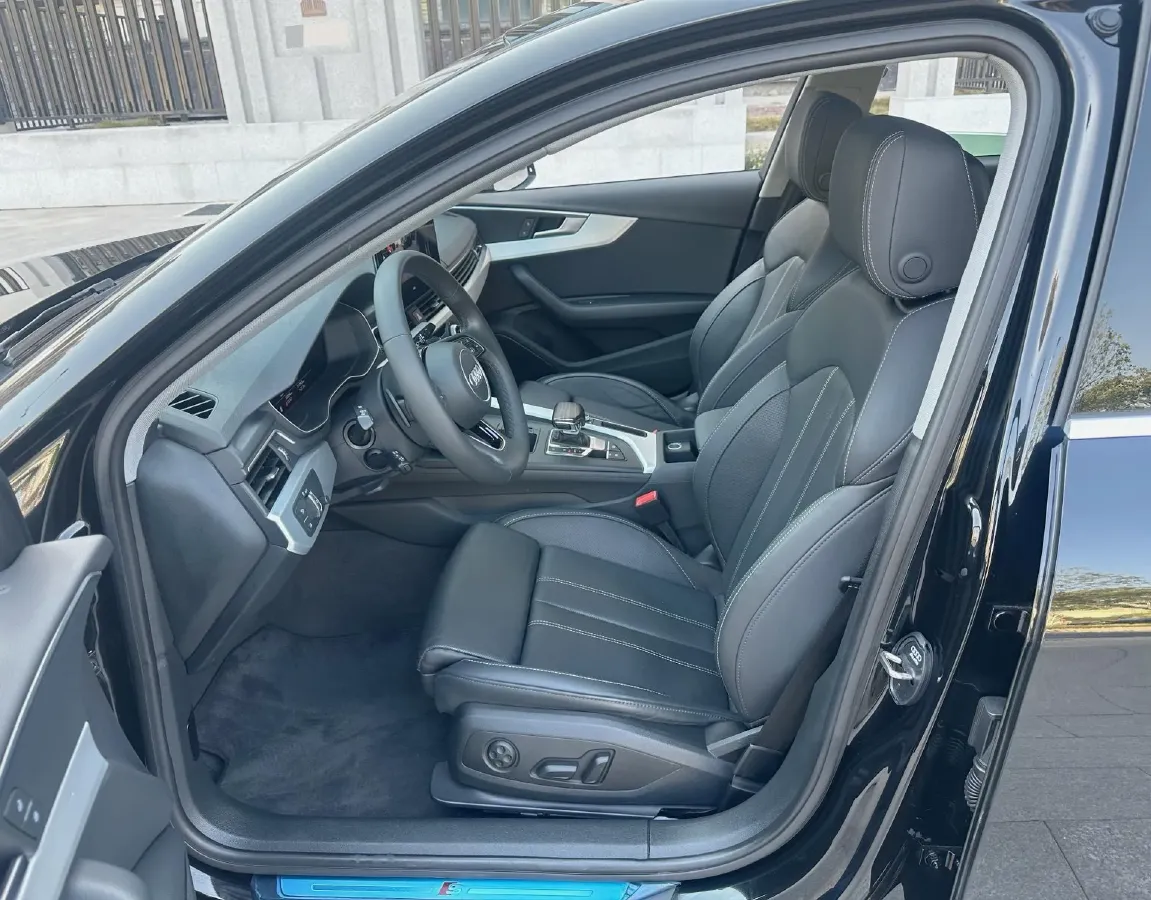 2022 Audi A4L 2.0T 190HP L4 7DCT,autocango,china used car exporter,china ev exporter,chinese used car exporter,chinese used ev exporter