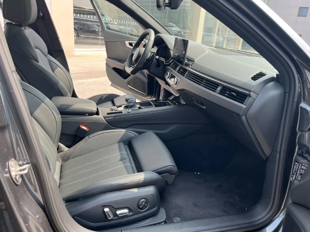 2025 Audi A4L 2.0T 190HP L4 7DCT,autocango,china used car exporter,china ev exporter,chinese used car exporter,chinese used ev exporter