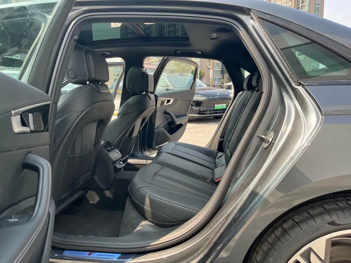 2025 Audi A4L 2.0T 190HP L4 7DCT,autocango,china used car exporter,china ev exporter,chinese used car exporter,chinese used ev exporter