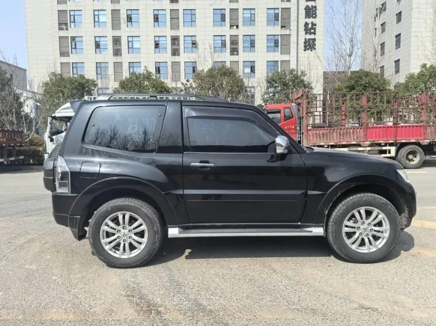 2015 Mitsubishi Pajero 3.0L 177HP V6 5AT,autocango,china used car exporter,china ev exporter,chinese used car exporter,chinese used ev exporter