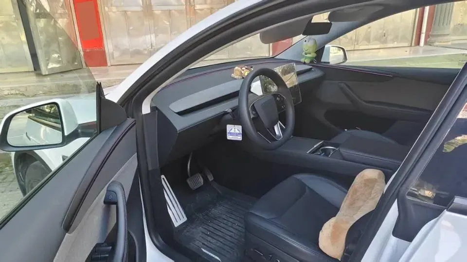 2025 Tesla Model Y BEV 62.5KWH,autocango,china used car exporter,china ev exporter,chinese used car exporter,chinese used ev exporter