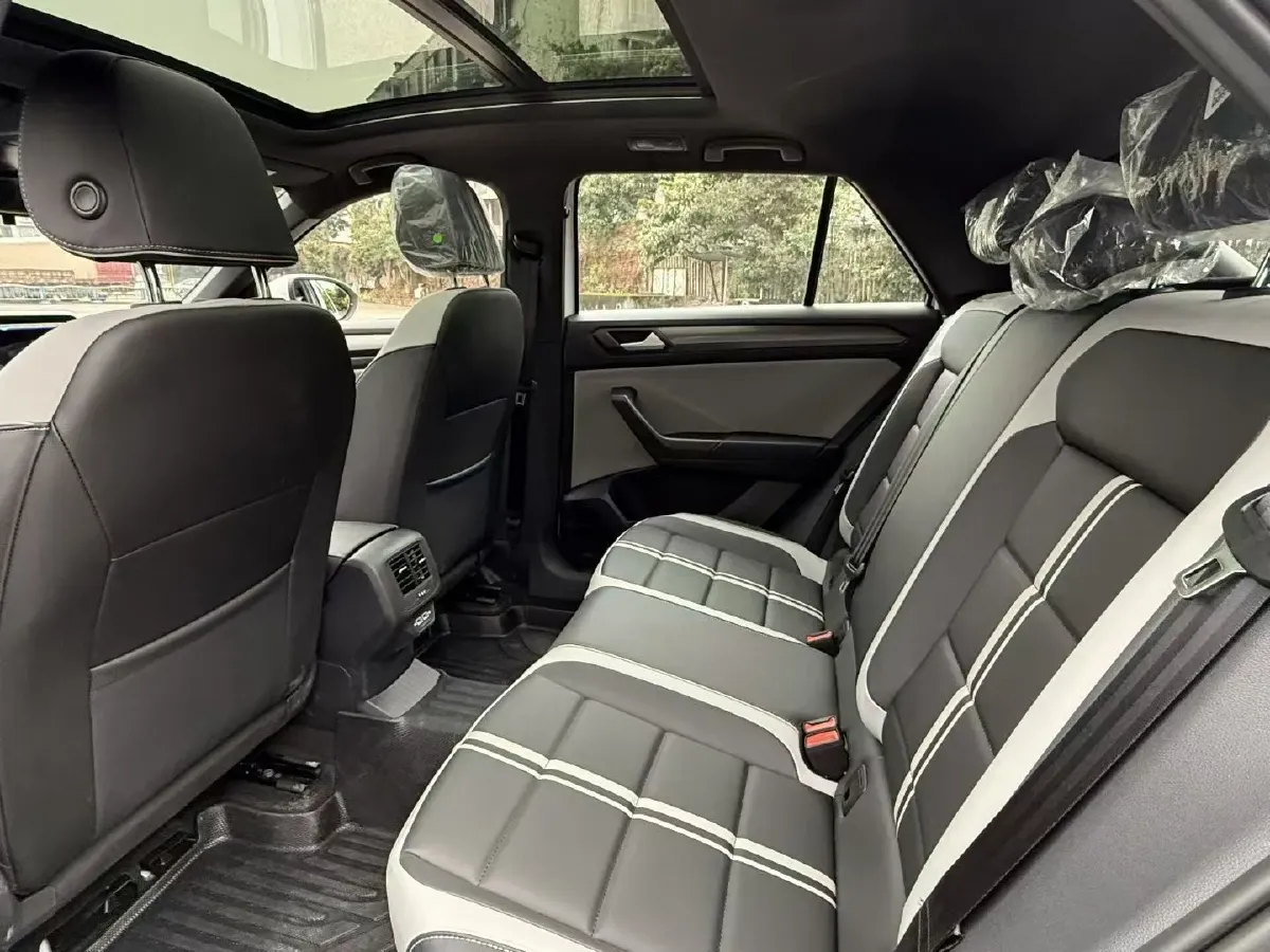 2025 Volkswagen T-Roc 1.5T 160HP L4 7DCT,autocango,china used car exporter,china ev exporter,chinese used car exporter,chinese used ev exporter