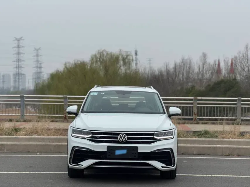 2024 Volkswagen Tiguan L 2.0T 186HP L4 7DCT,autocango,china used car exporter,china ev exporter,chinese used car exporter,chinese used ev exporter