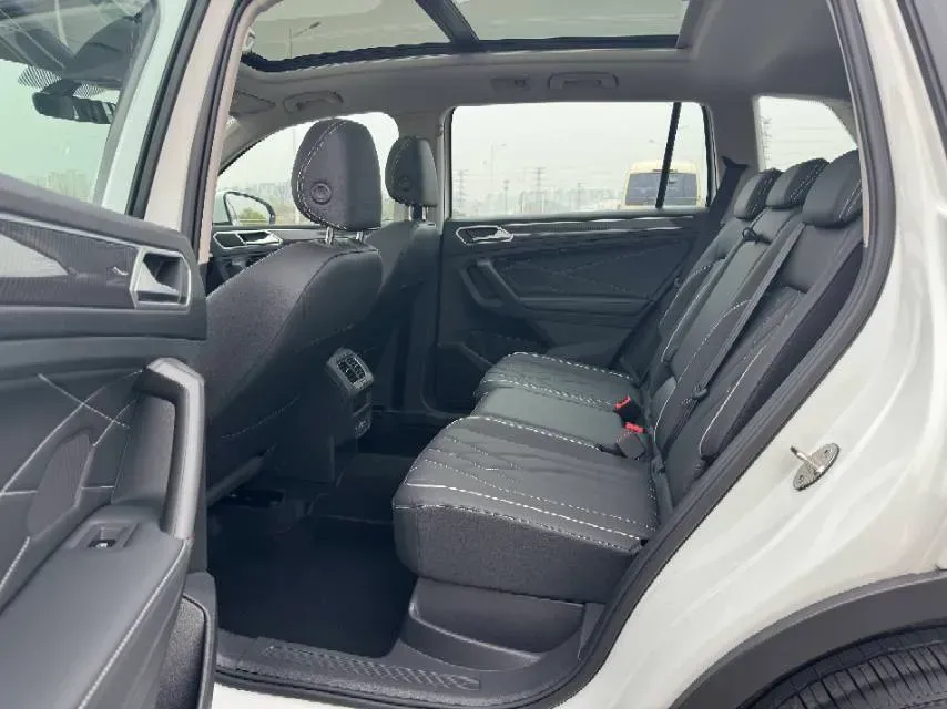 2024 Volkswagen Tiguan L 2.0T 186HP L4 7DCT,autocango,china used car exporter,china ev exporter,chinese used car exporter,chinese used ev exporter