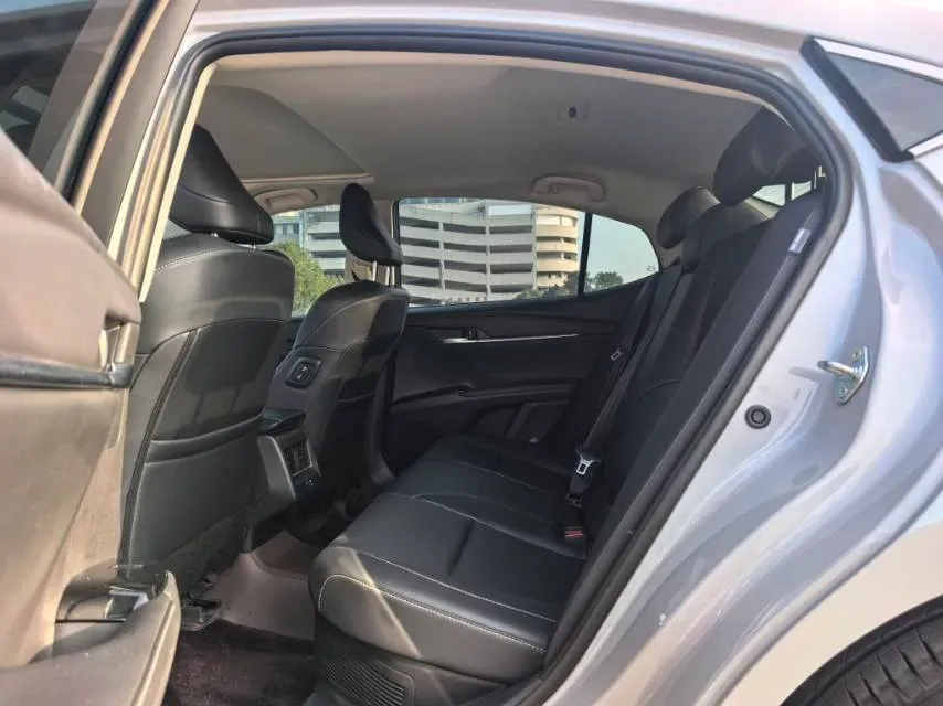 2024 Toyota Camry 2.0L 152HP L4 E-CVT Hybrid,autocango,china used car exporter,china ev exporter,chinese used car exporter,chinese used ev exporter