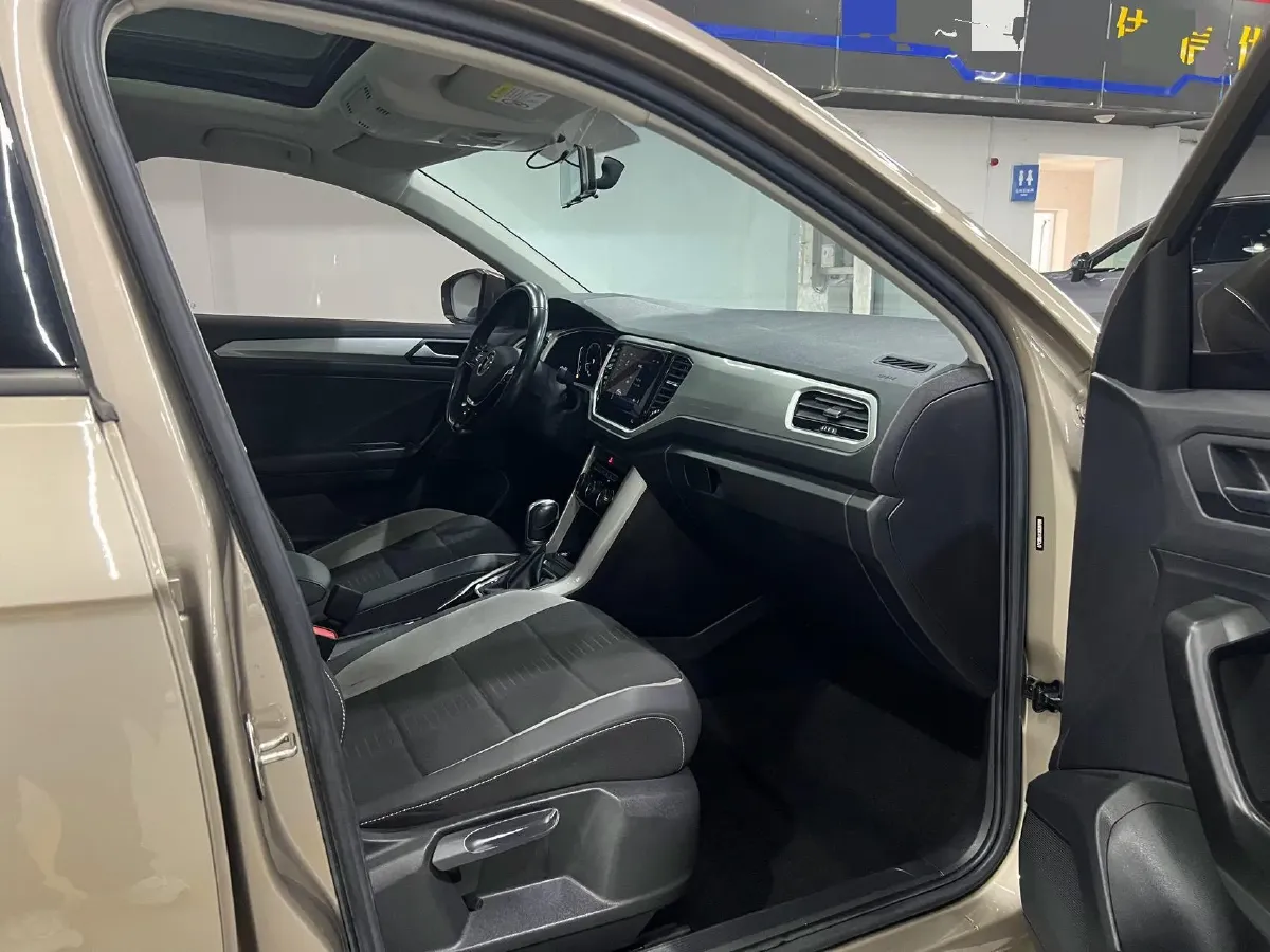 2022 Volkswagen T-Roc 1.4T 150HP L4 7DCT,autocango,china used car exporter,china ev exporter,chinese used car exporter,chinese used ev exporter