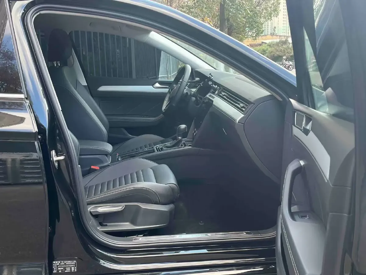 2025 Volkswagen Magotan 1.4T 150HP L4 7DCT,autocango,china used car exporter,china ev exporter,chinese used car exporter,chinese used ev exporter