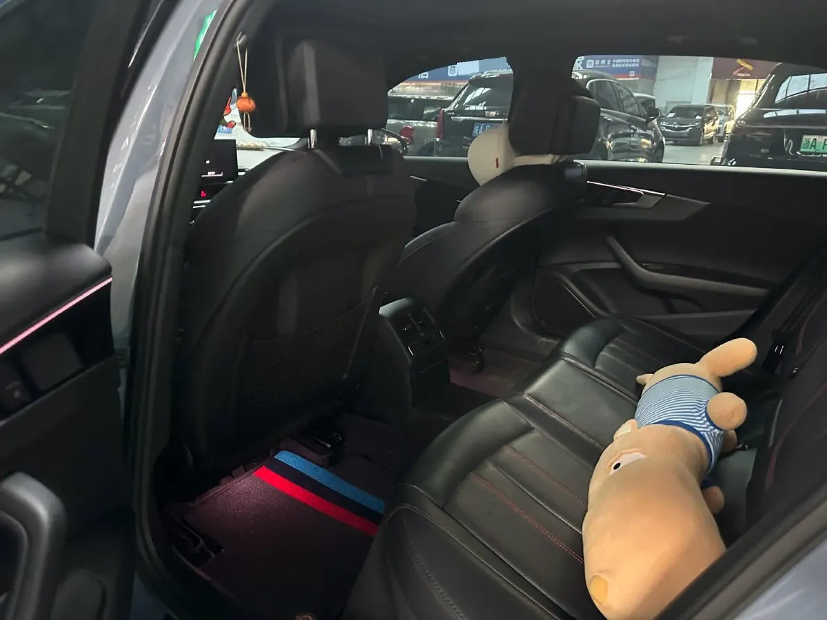 2022 Audi A4L 2.0T 190HP L4 7DCT,autocango,china used car exporter,china ev exporter,chinese used car exporter,chinese used ev exporter