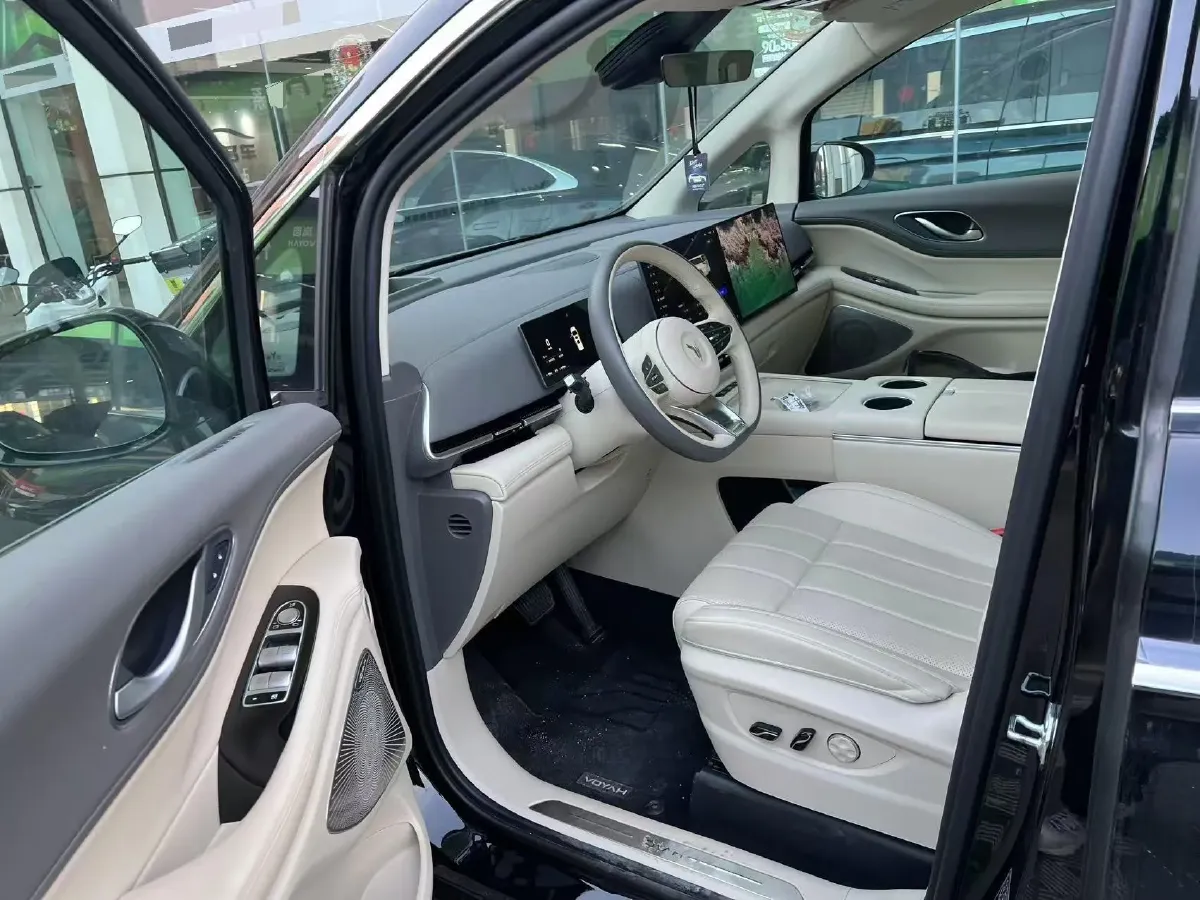 2025 Voyah Dream 1.5T 150HP L4 PHEV 41.7KWH,autocango,china used car exporter,china ev exporter,chinese used car exporter,chinese used ev exporter