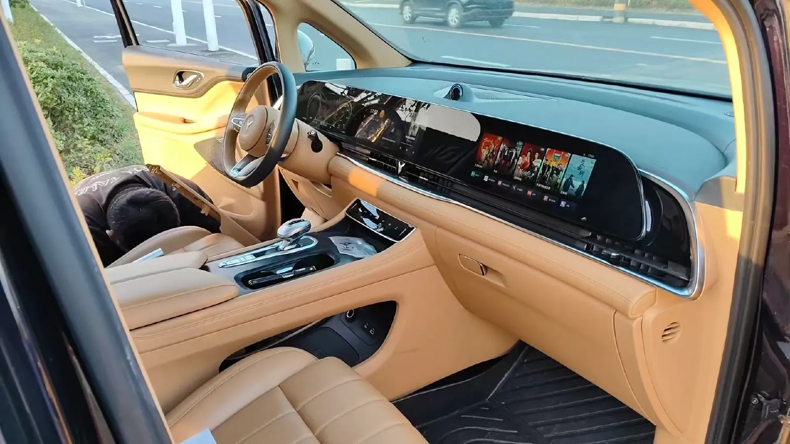 2024 Voyah Dream 1.5T 150HP L4 PHEV 43KWH,autocango,china used car exporter,china ev exporter,chinese used car exporter,chinese used ev exporter