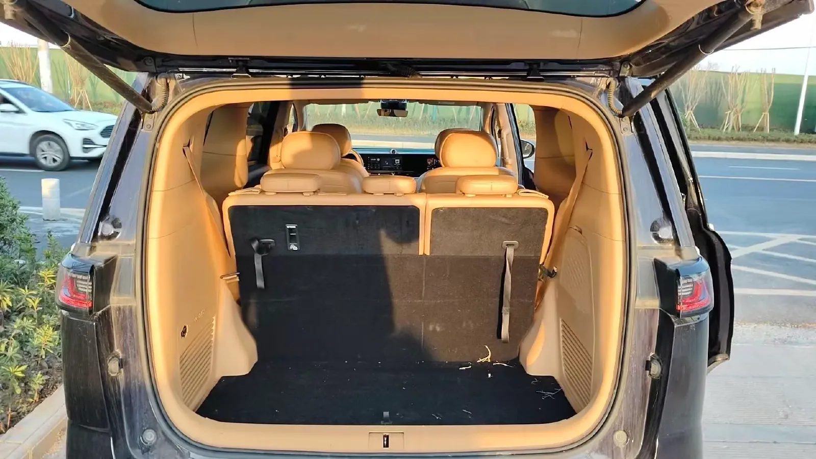 2024 Voyah Dream 1.5T 150HP L4 PHEV 43KWH,autocango,china used car exporter,china ev exporter,chinese used car exporter,chinese used ev exporter