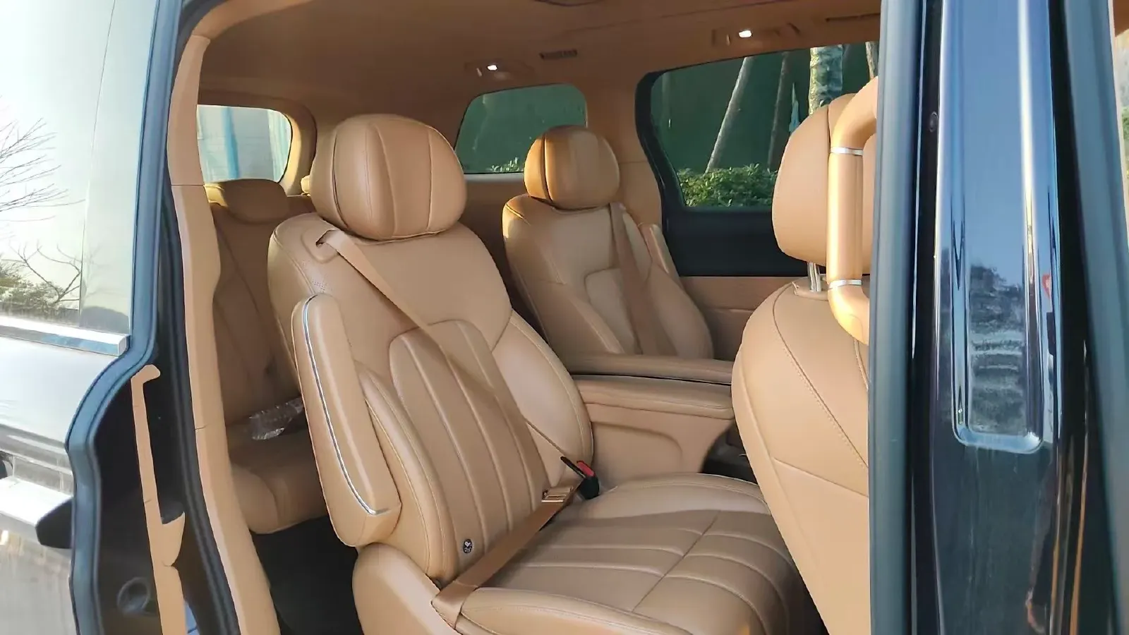 2024 Voyah Dream 1.5T 150HP L4 PHEV 43KWH,autocango,china used car exporter,china ev exporter,chinese used car exporter,chinese used ev exporter