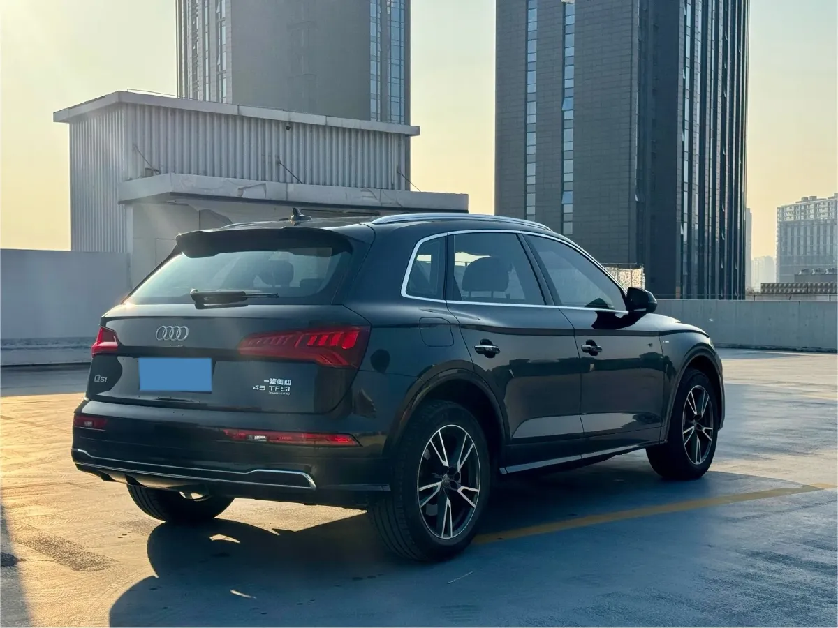 2020 Audi Q5L 2.0T 190HP L4 7DCT,autocango,china used car exporter,china ev exporter,chinese used car exporter,chinese used ev exporter