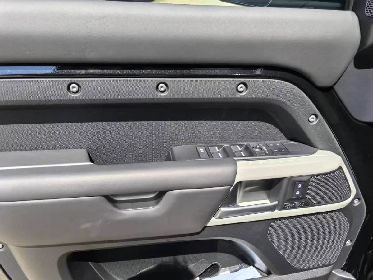 2024 Land Rover Defender 3.0T 400HP L6 8AT,autocango,china used car exporter,china ev exporter,chinese used car exporter,chinese used ev exporter