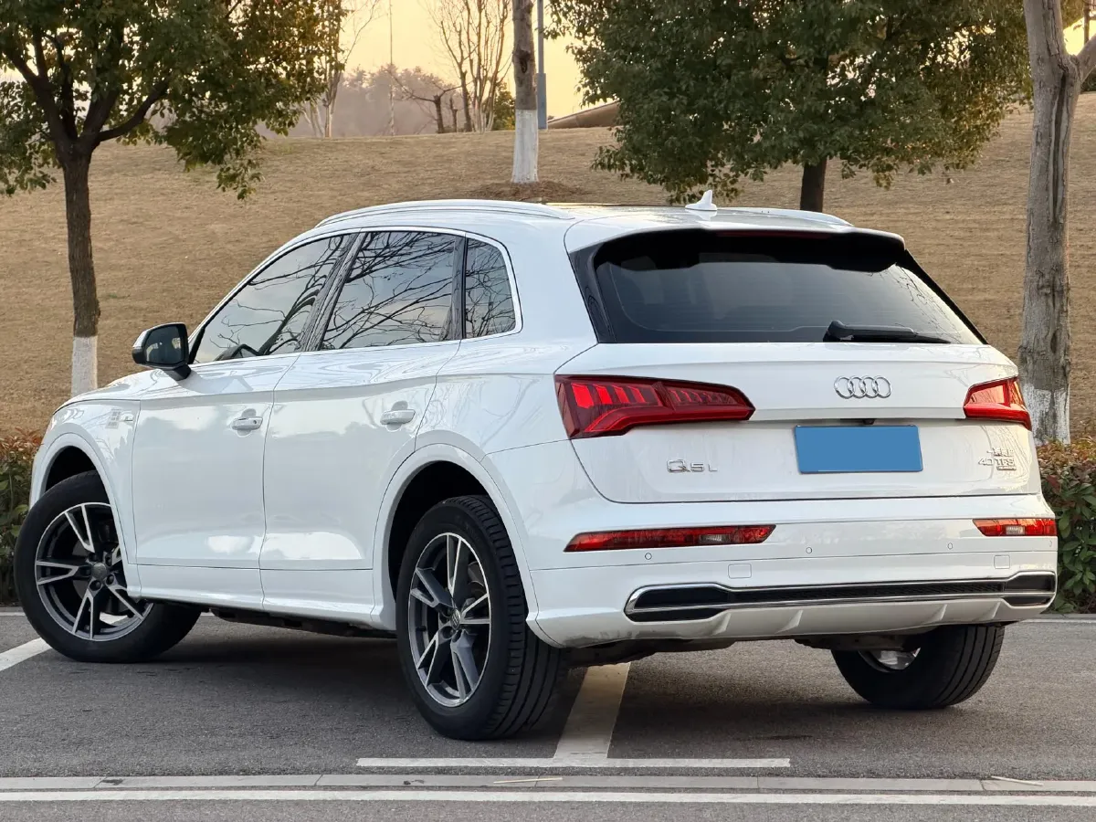 2020 Audi Q5L 2.0T 190HP L4 7DCT,autocango,china used car exporter,china ev exporter,chinese used car exporter,chinese used ev exporter