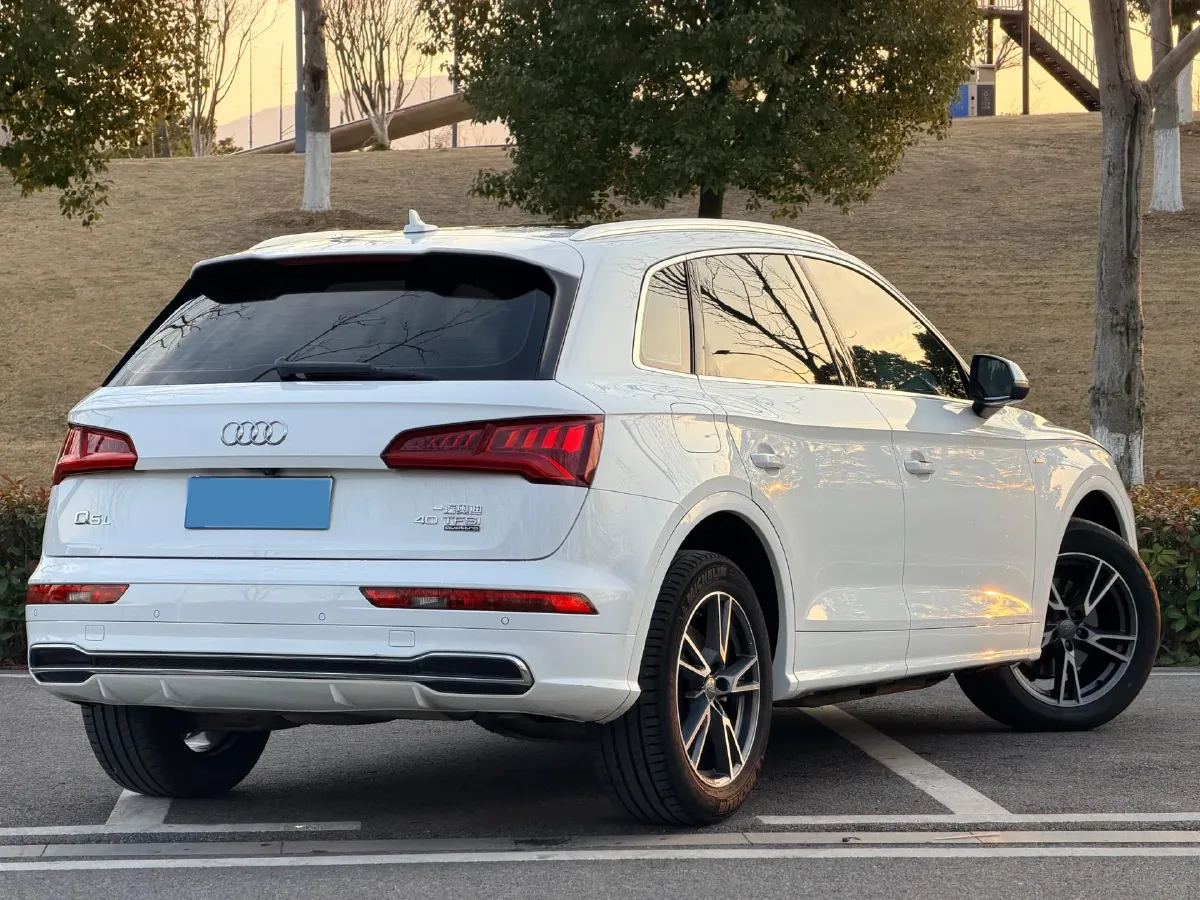 2020 Audi Q5L 2.0T 190HP L4 7DCT,autocango,china used car exporter,china ev exporter,chinese used car exporter,chinese used ev exporter