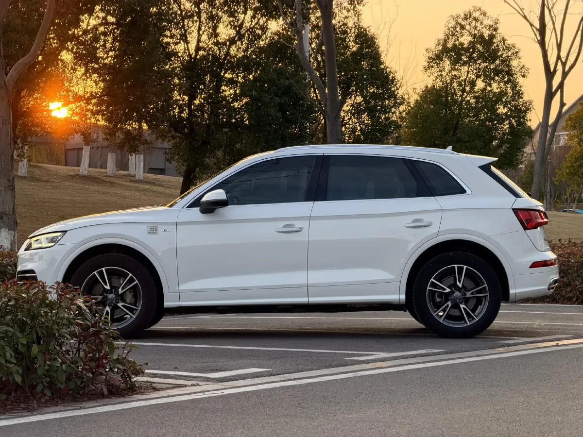 2020 Audi Q5L 2.0T 190HP L4 7DCT,autocango,china used car exporter,china ev exporter,chinese used car exporter,chinese used ev exporter
