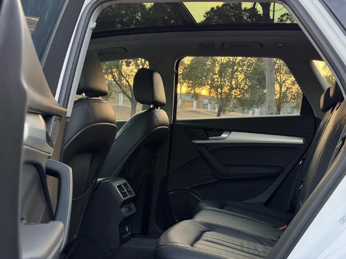 2020 Audi Q5L 2.0T 190HP L4 7DCT,autocango,china used car exporter,china ev exporter,chinese used car exporter,chinese used ev exporter