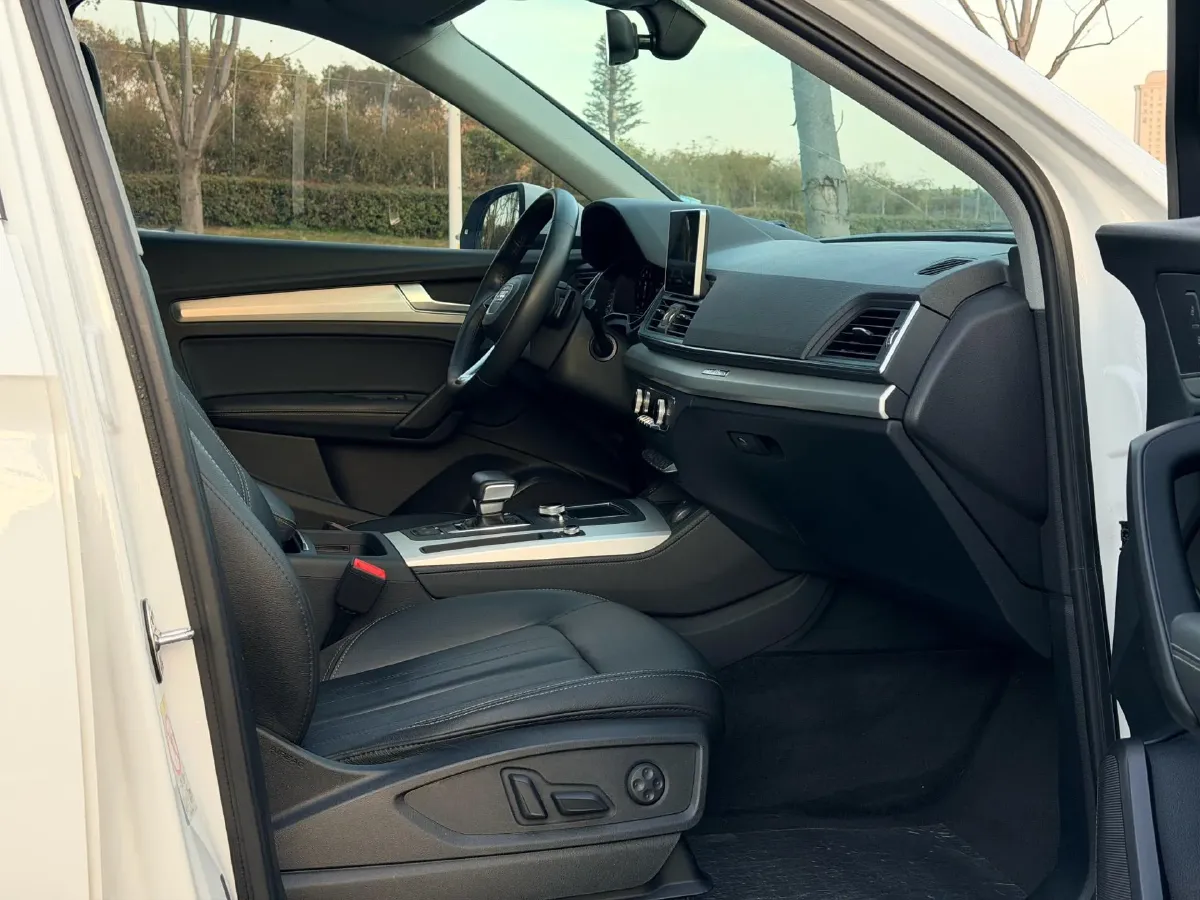 2020 Audi Q5L 2.0T 190HP L4 7DCT,autocango,china used car exporter,china ev exporter,chinese used car exporter,chinese used ev exporter