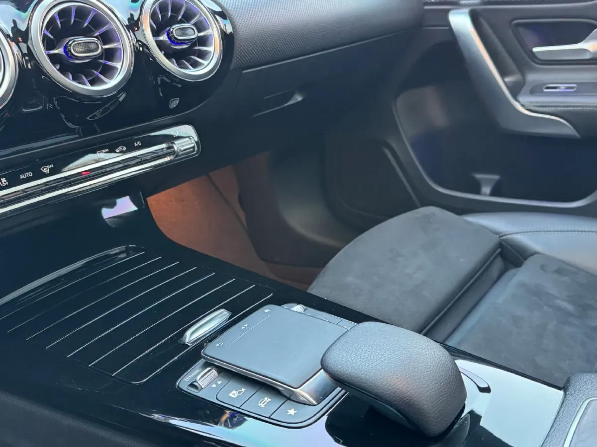 2022 Mercedes-Benz A Class 1.3T 163HP L4 7DCT,autocango,china used car exporter,china ev exporter,chinese used car exporter,chinese used ev exporter